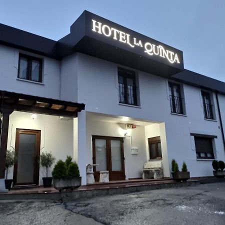 Hotel La Quinta Кю Екстериор снимка