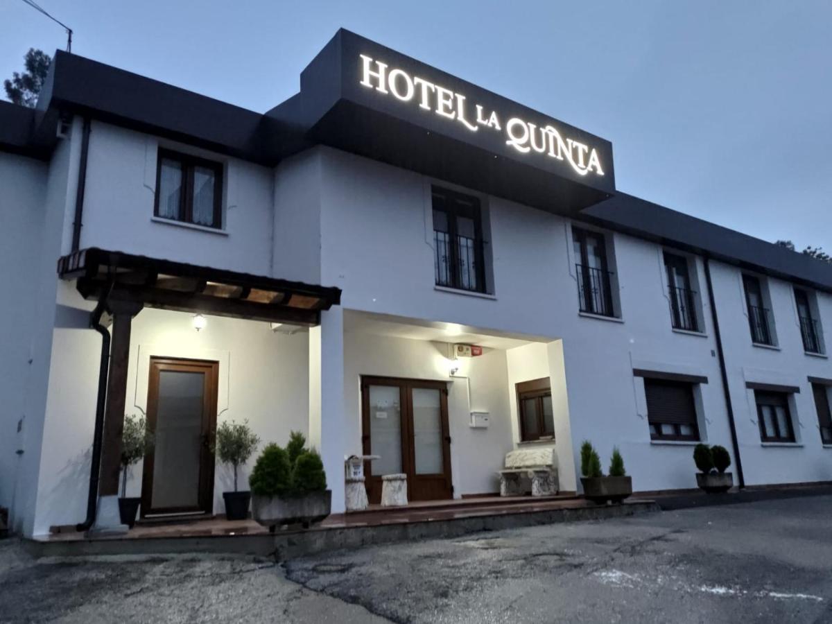 Hotel La Quinta Кю Екстериор снимка